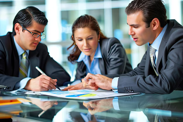 Empresários fazendo tomadas de decisão com os dados da tesouraria