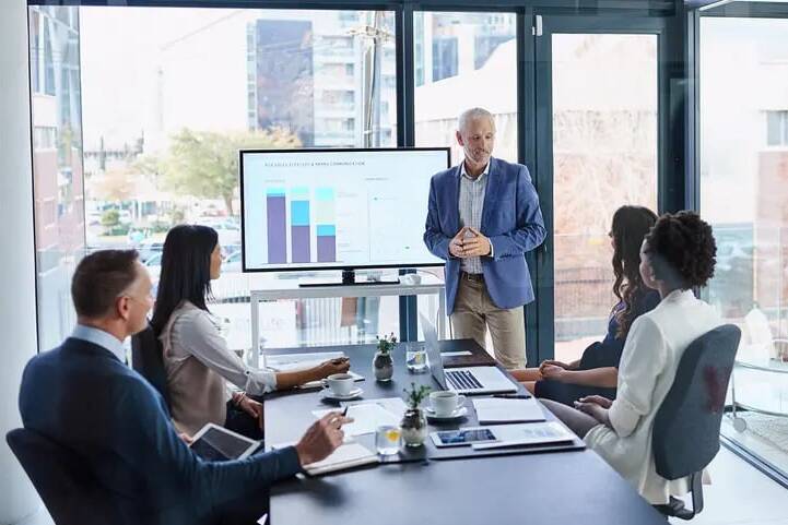 Departamento financeiro interno auxiliando no crescimento empresarial com estratégias modernas.